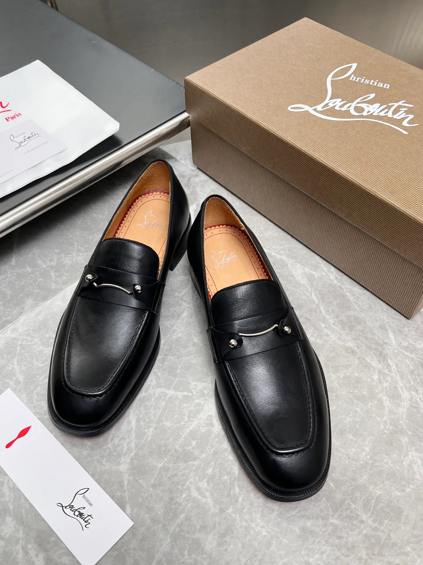 [CL red sole] Top P: 900💰 Number of yards: 39~44 (38.4546. Customized, non-refundable) CL new men's formal shoes Loaf leather shoes Christia* Loubouti* red sole shoes The red sole is luxurious and elegant, reshaping the style boundary of casual formal wear. It is extremely innovative in material selection, and creates a rich visual and tactile experience through the collision of different materials! Made of top-grade calfskin/glossy patent leather/spliced ​​technical fabric in contrasting colors. The upper is stitched by hand with fine and even stitching. It is based on the square-toe loafer shoe shape, with neat and elegant lines, which fits the toughness of men's wear. The upper is embellished with metal rivets, injecting individual details into classic loafers, breaking the mediocrity of casual shoes, and giving a concrete expression of "low-key luxury". From the original color/red cowhide lining inside the shoe to the instantly recognizable red sole, the "red sole" is not only the brand's visual identity, but also a "luxury codeword" when walking. The red sole exposed inadvertently conveys taste and identity instantly. From the innovative splicing of materials, to the personalized fusion of design, to the ingenious inheritance of craftsmanship, the Christian Louboutin men's loafer series is not only a pair of casual shoes, but also a "yuppie style" dressing weapon for men. Whether it is a casual business meeting or a casual look for daily travel, it can help you become a unique and stylish man in every occasion with its "red Loaf" attitude.